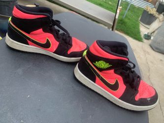 women's Nike Air Jordan 1 Mid sneakers