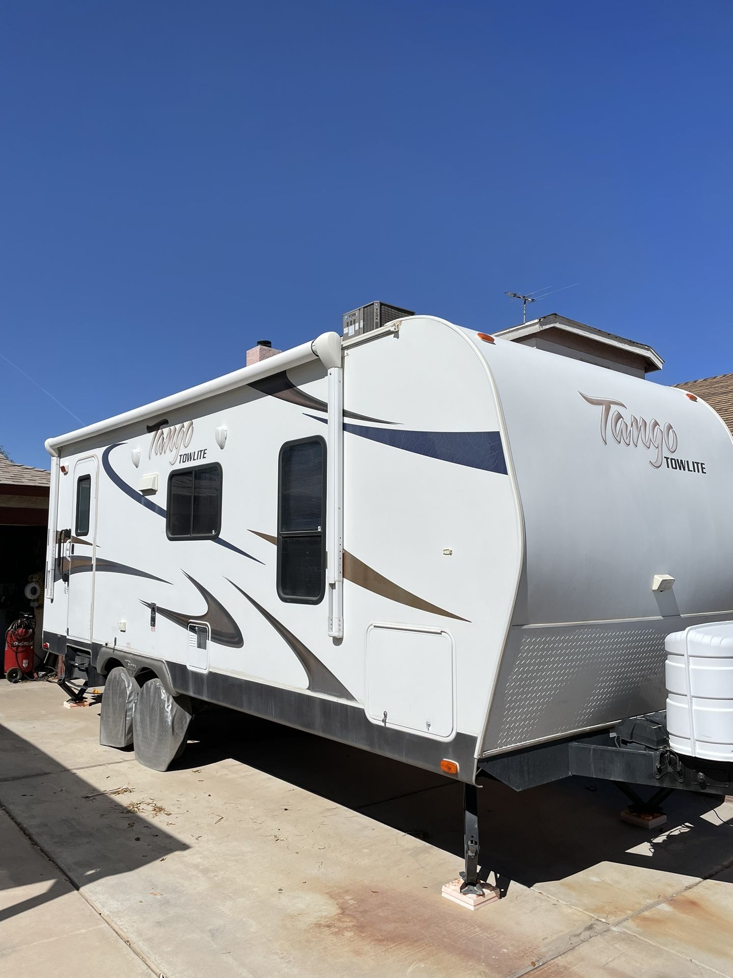 2012 Pacific Coach Works 21 FBS Tango Tow Lite