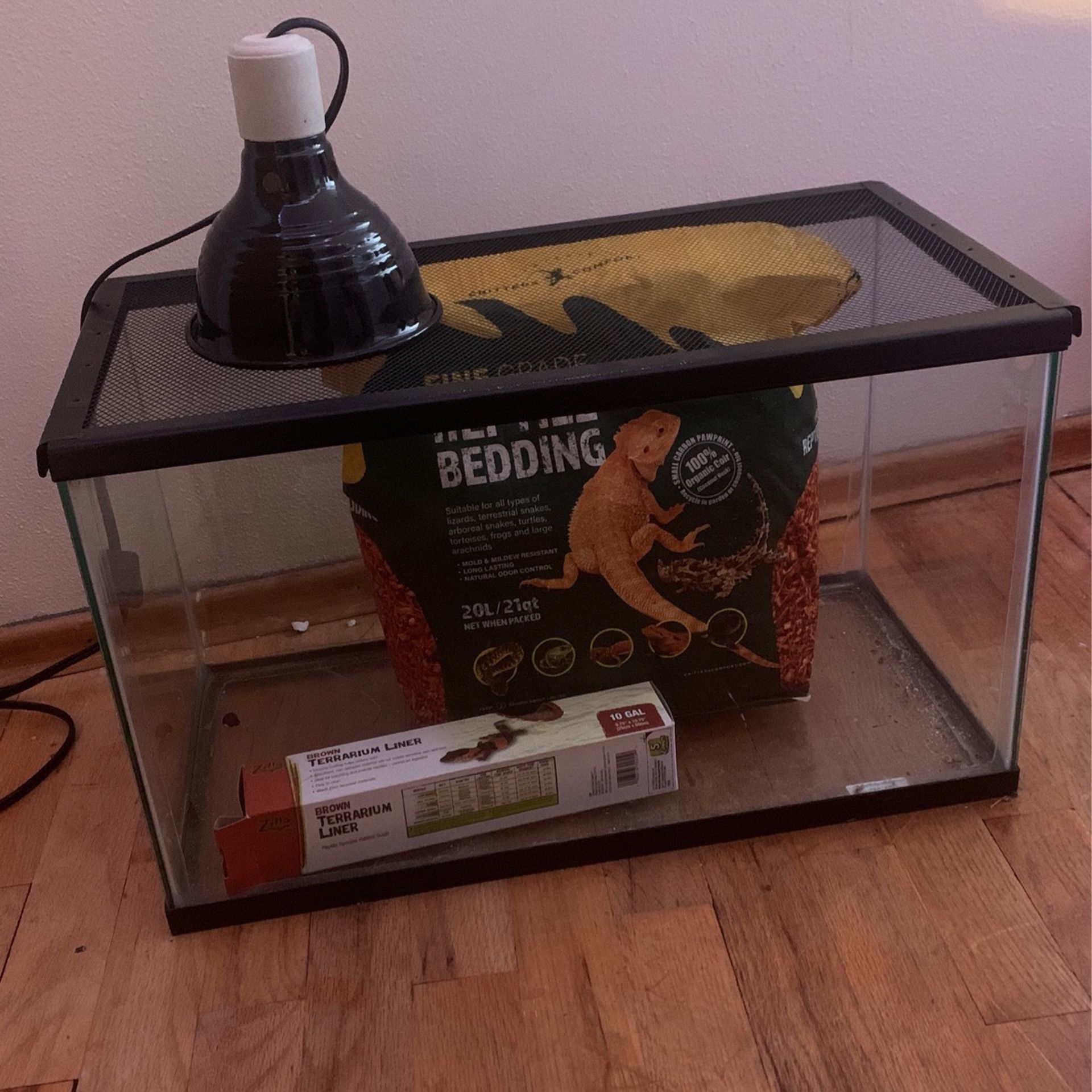 Gecko Tank w/ Substrate and Lamp