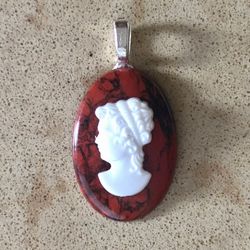 ♥️ Pretty, plastic white cameo woman on vintage red & black marbleized cabochon pendant