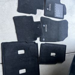 Nissan Rogue 2021 Floor Mats + Cargo Mats Originales  Descripción: Tapetes originales de Nissan Rogue 2021 en buen estado.