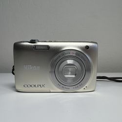 Nikon COOLPIX S3100 14.0MP Wide 5x Zoom Digital Camera W/ Box