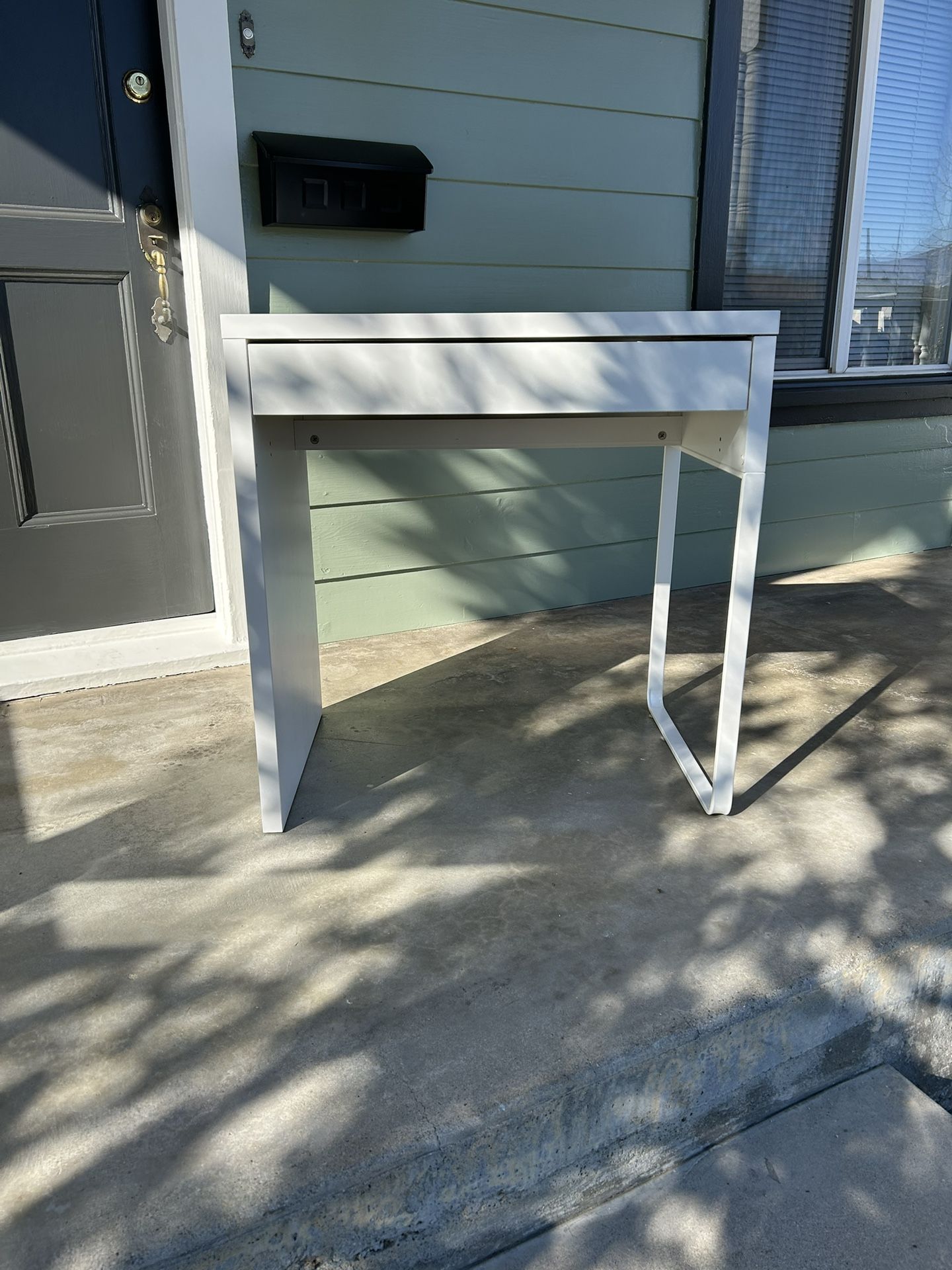 Sturdy desk with one drawer