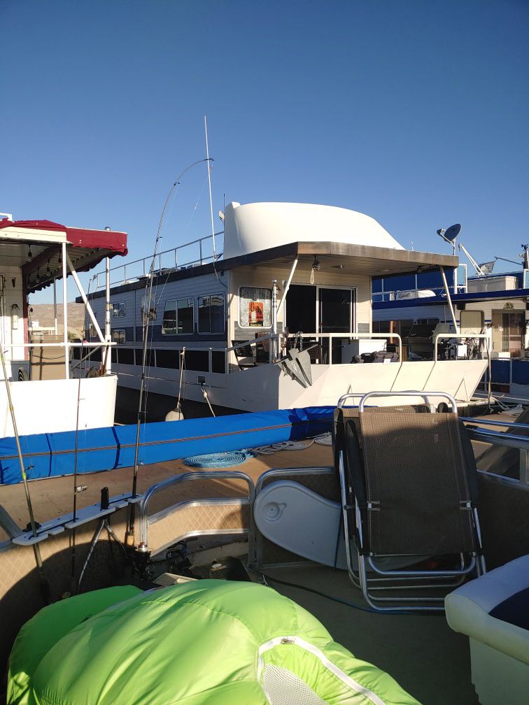 52 foot houseboat on Lake Mohave Bullhead City its Vary Clean