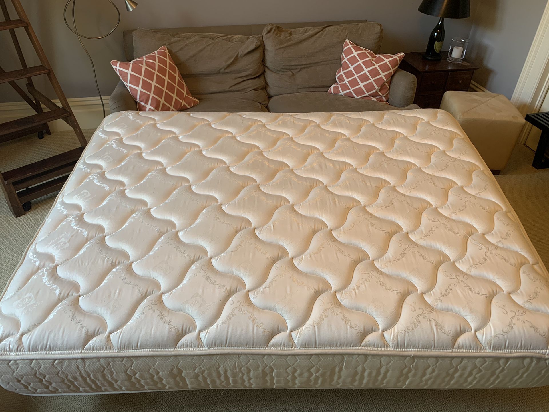 Free Queen size mattress- Sealy Posturepedic Plush
