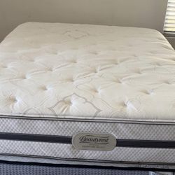 USED QUEEN SIZE BEAUTYREST PLUSH MATTRESS WITH BOX SPRING DELIVERY 🚚 AVAILABLE 