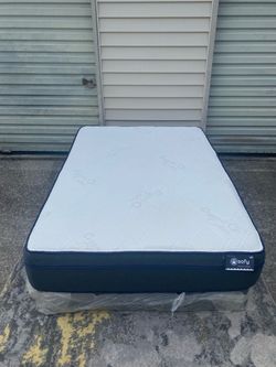 Brand new full size mattress and Boxspring (Delivery available!)