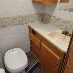 2004 Winnebago Sightseer 