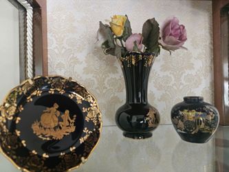 The decorative Srt: plate, vase, and small jar