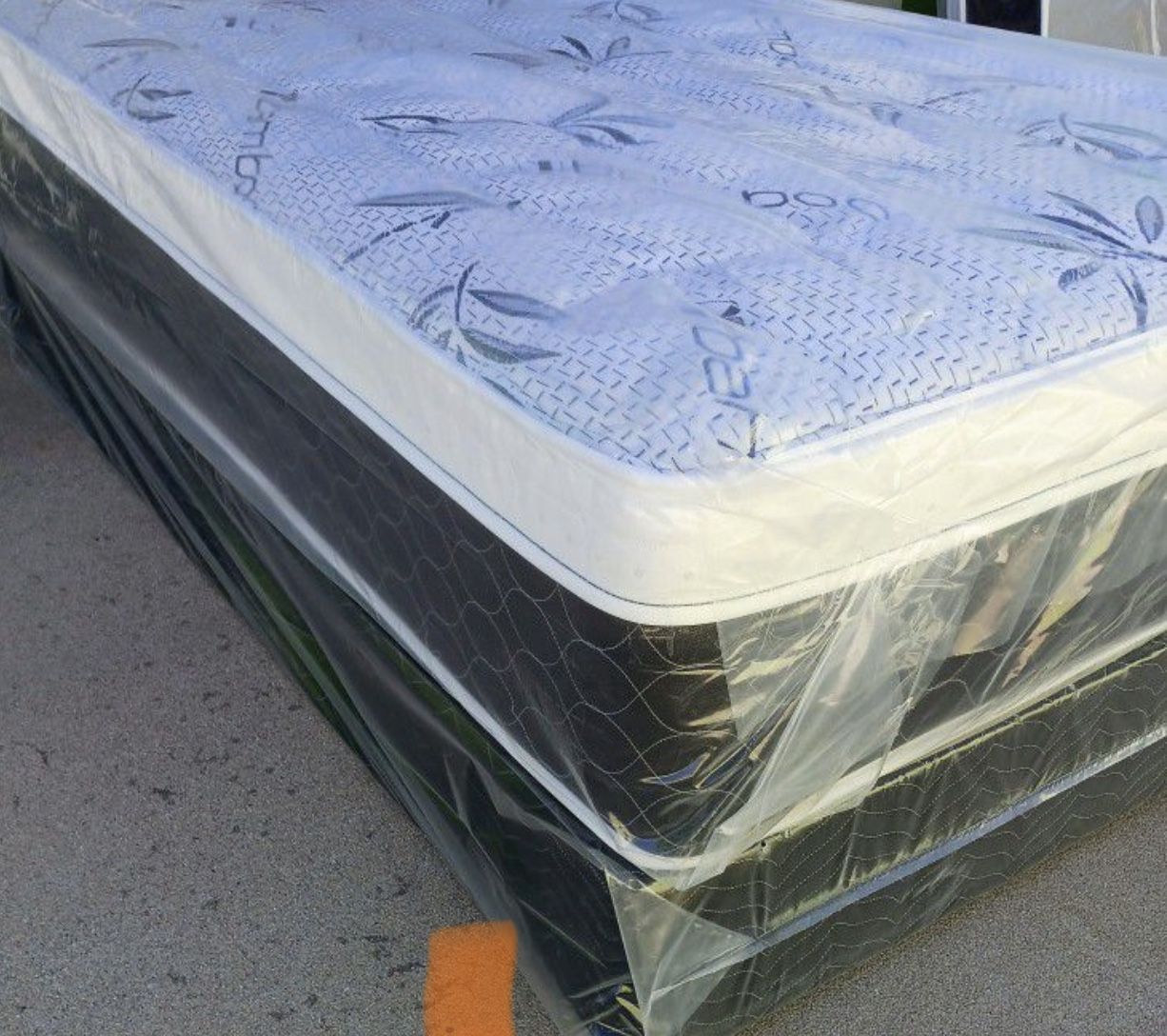 FULL PILLOW TOP MATTS. WITH BOXSPRING ‼️