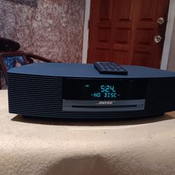 BOSE. WAVE MUSIC SYSTEM. RADIO/CD PLAYER  WITH REMOTE CONTROL......SUENA BUENISIMO. PERFECTA CONDITION...SOUND GOOD