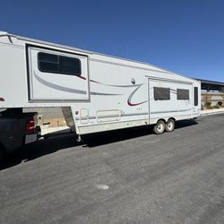 2000 Cardinal 33’ft 5th Wheel 3 Slide Outs 