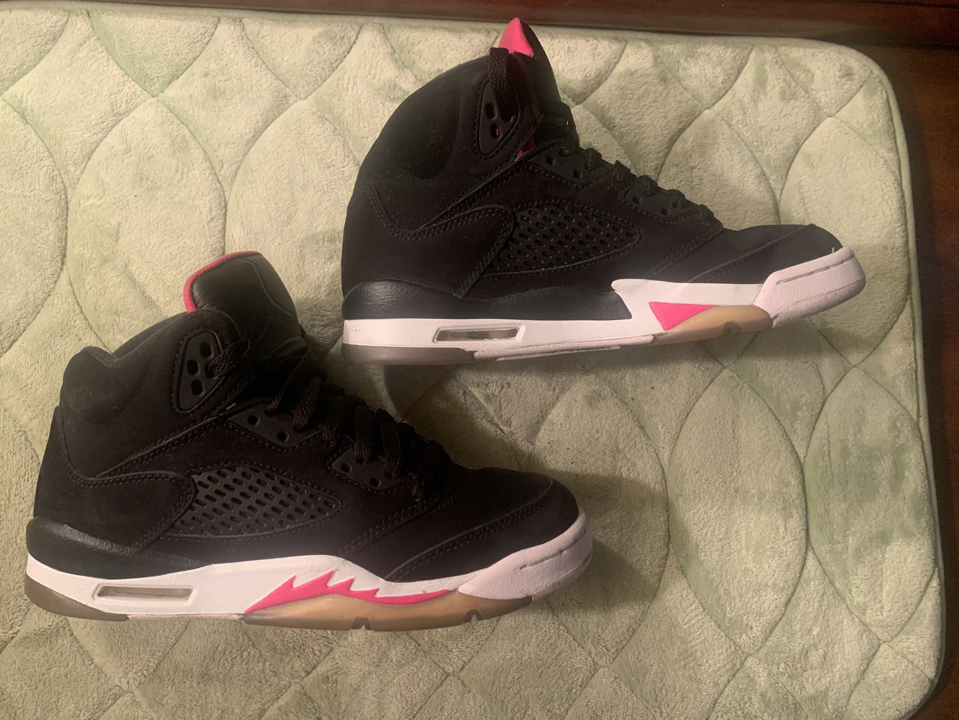 Female Jordan Retro 5 ( Black/white/pink) Size 5.5