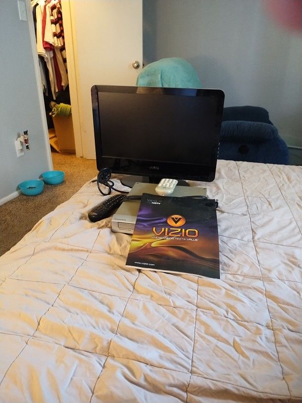 19 Inch Vizio Color TV With Remote And Magnavox DVD Player 
