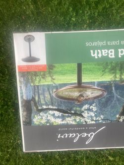 Plastic birdbath