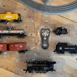 Lionel Union Pacific Flyer LionChief Electric O Gauge Bluetooth 5.0 Train Set with Remote