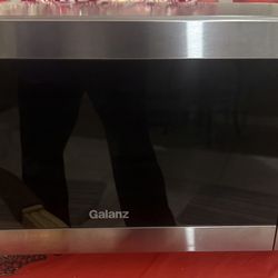 Brand New Galanz 0.9 Cu ft Air Fry Countertop Microwave, 900 Watts, Stainless