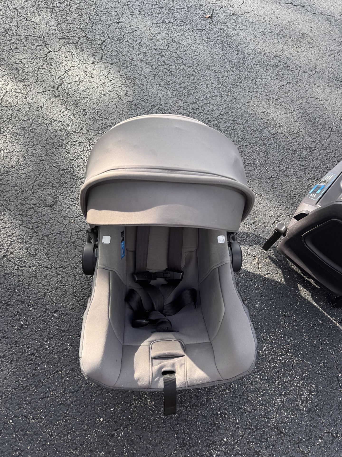 Nuna Pipa lite RX infant car seat + relax base