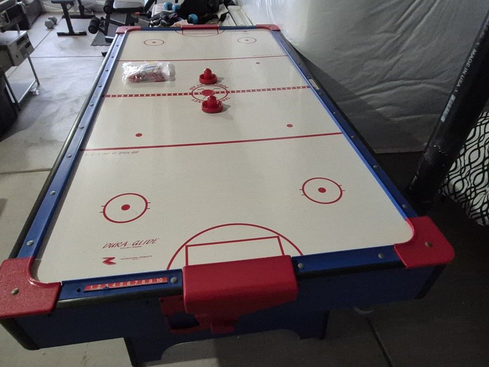 Air hockey table
