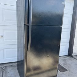 Kenmore Refrigerator Top Freezer- Works Great 🥶 - READ Description