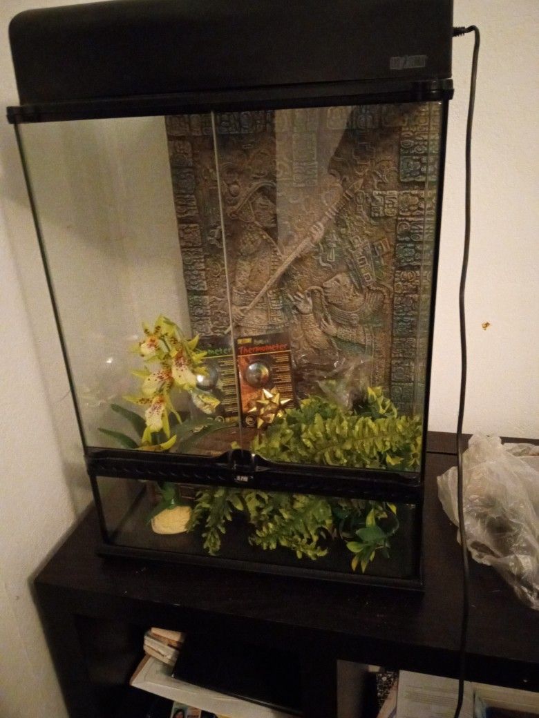 Exo Terra 18x18x24 Aztec Terrarium Kit for Sale in San Diego, CA OfferUp