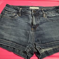 Bullhead Black size 7 short shorts