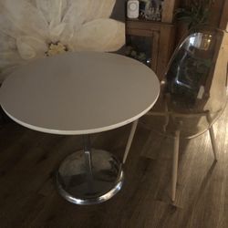 Cute Tulip Table With Ghost Chair 