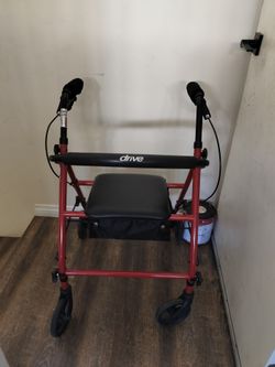 Drive Medical 4-Wheel Rollator Walker with Seat.