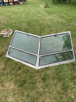 Boat windshield complete off 26 ft. Cuddie cabin