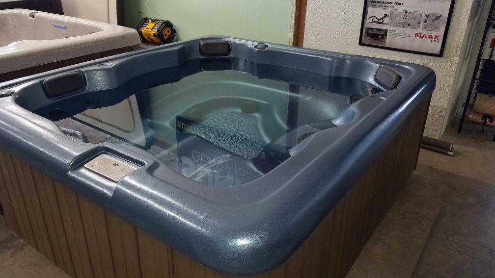 Preowned California Cooperage model 104 hot tub for Sale in CHANDLER