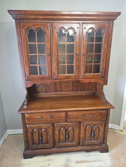 Hutch/China cabinet