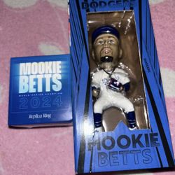 Mookie bets Ring And Bobble Head 2025