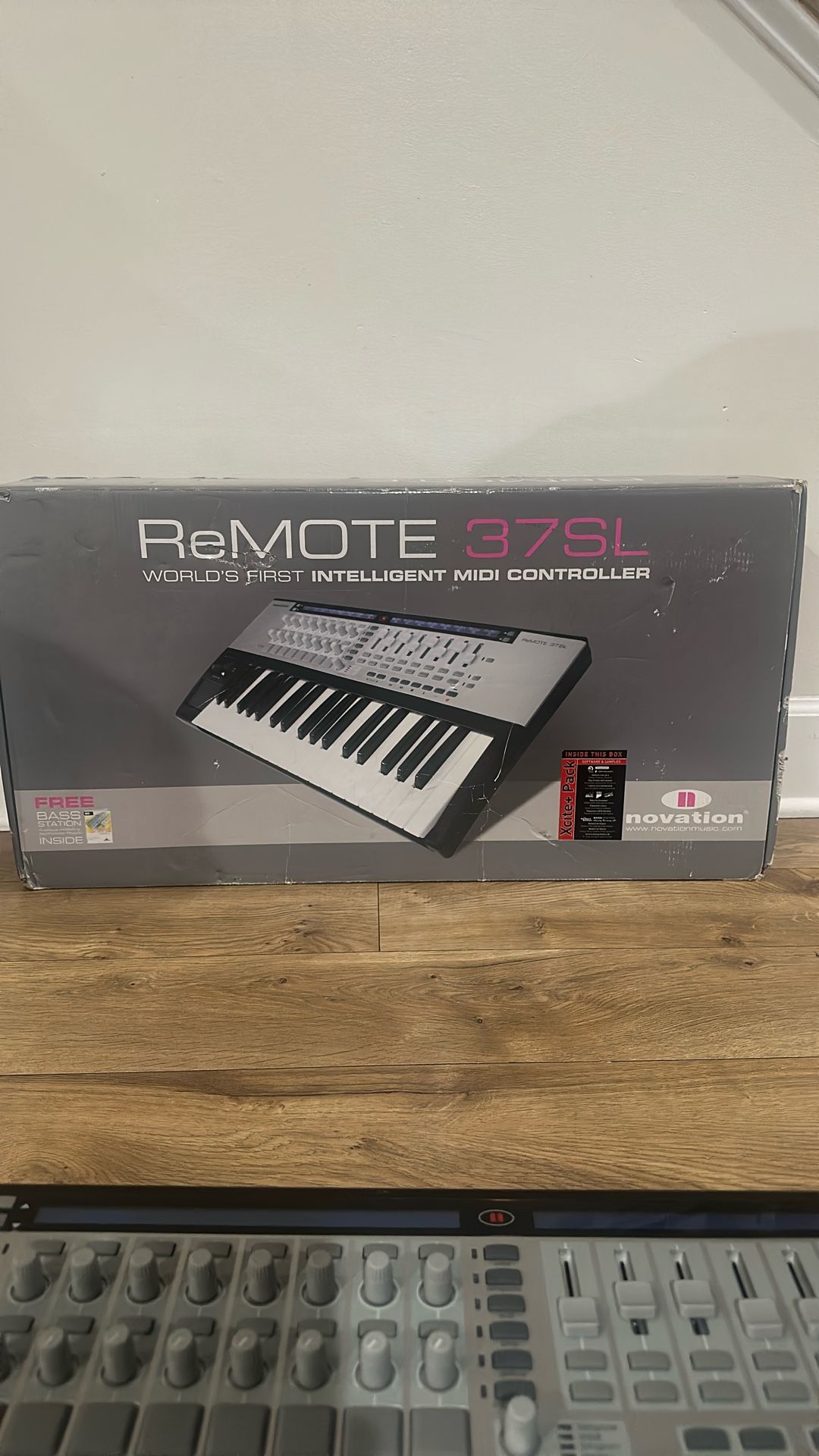 Novation ReMOTE 37 SL MIDI Controller