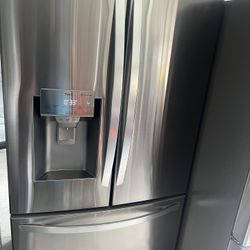 LG Counter-depth 23.5-cu ft Smart French Door Refrigerator with Dual Ice Maker, Water and Ice Dispenser (Fingerprint Resistant) ENERGY STAR