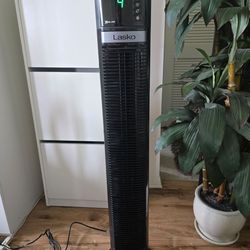 Lasko tower Fan 4 Speed / 48 inch (like new)