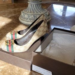 Gently used authentic Gucci lady pump US size 9 or Europe 39