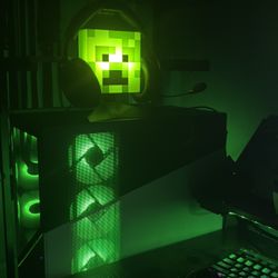 Minecraft Creeper Headphone Stand - 25$  