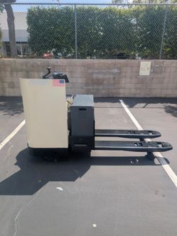 Crown 6,000 lb electric ride on pallet jack model pr3020-60