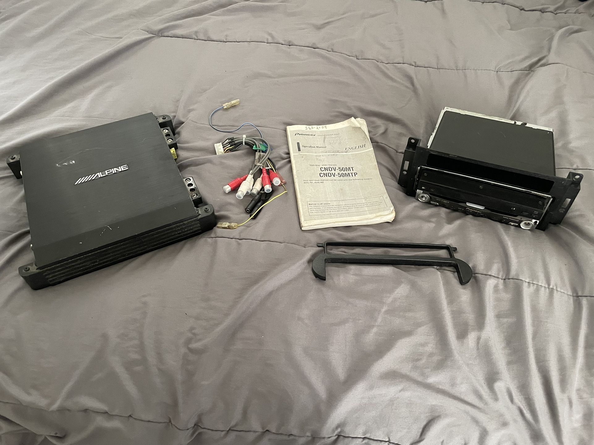 Pioneer Touchscreen Stereo/radio + 600 Watt Alpine Amp!