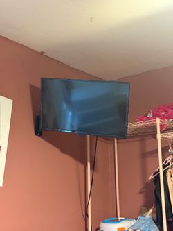 Small tv wall mount and remote