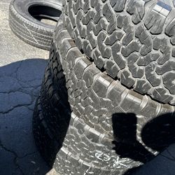 Tengo un Set de llantas en muy buenas condiciones, marca BFGOODRICH LT 275/70R17 instaladas y balanceadas por el mismo precio $270