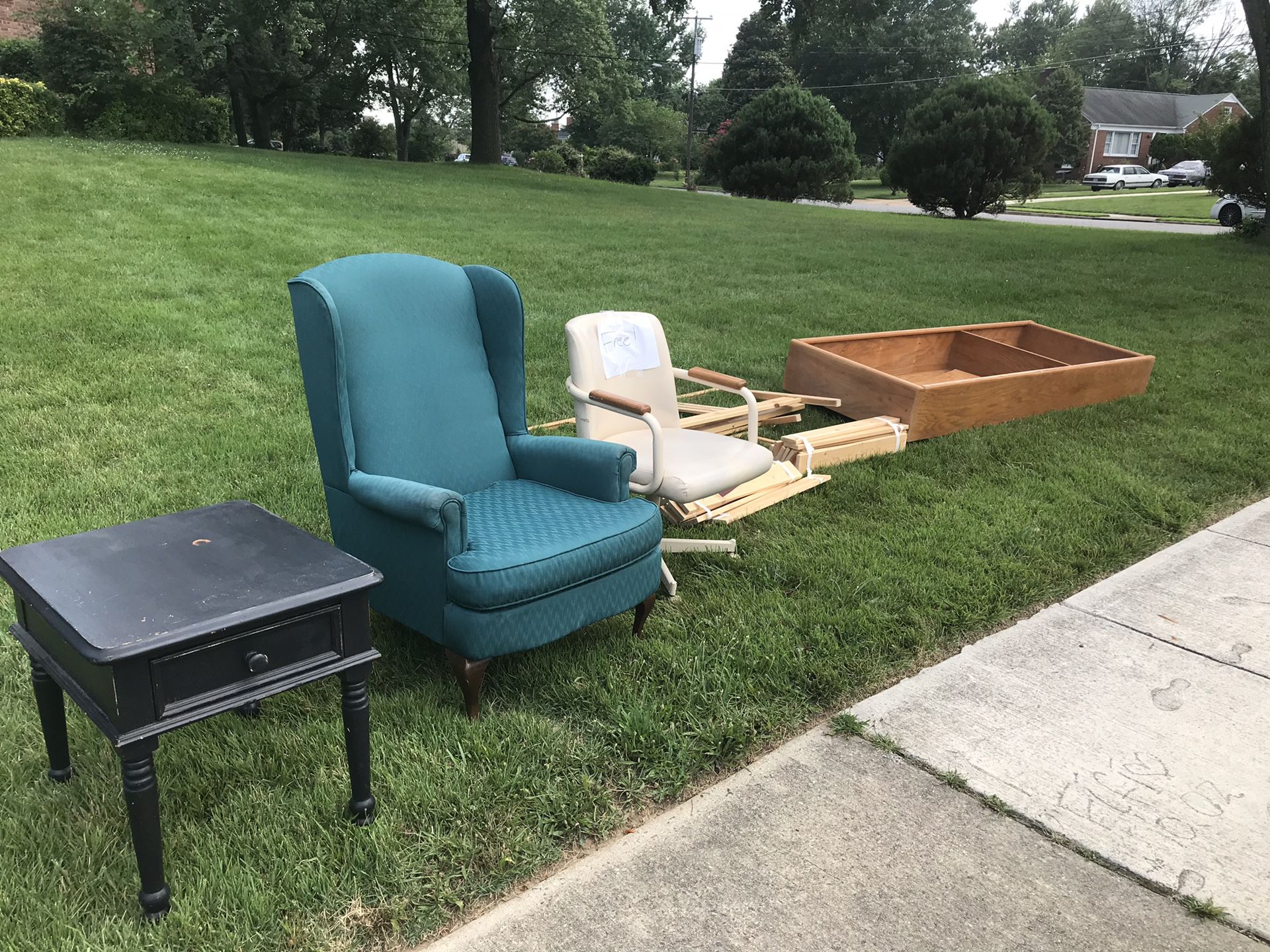 Multiple pieces of furniture for free!