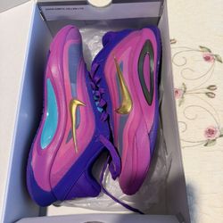 Size 8  Women’s nike A’one
