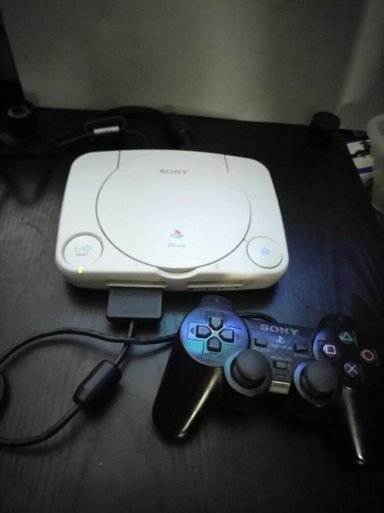 PLAYSTATION 1 CONSOLE WITH PS2 CONTROLLER *READ DETAILS