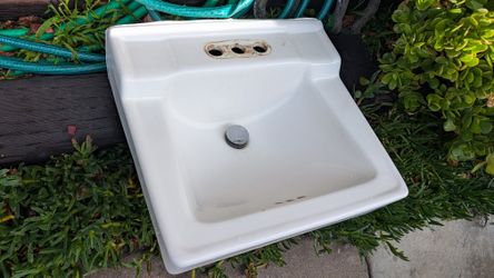 Vintage Style Ceramic Sink Mid-Century Like White Bathroom Basin 
