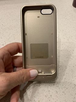3.5 out of 5 starMophie 2108 Juice Pack Air External Rechargeable Cell Phone Battery Case for iPhone 5/5s/SE (1,700 mAh) - Gold