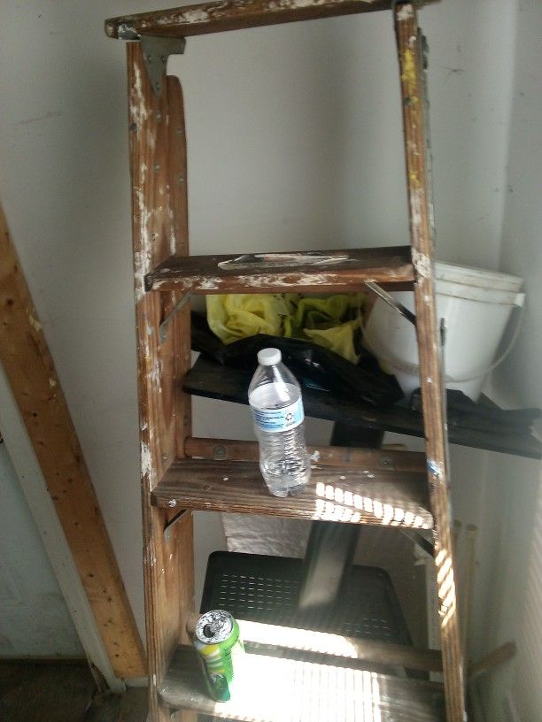 6 Ft Wooden Ladder