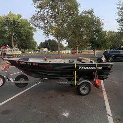 Tracker guide v12 fishing boat