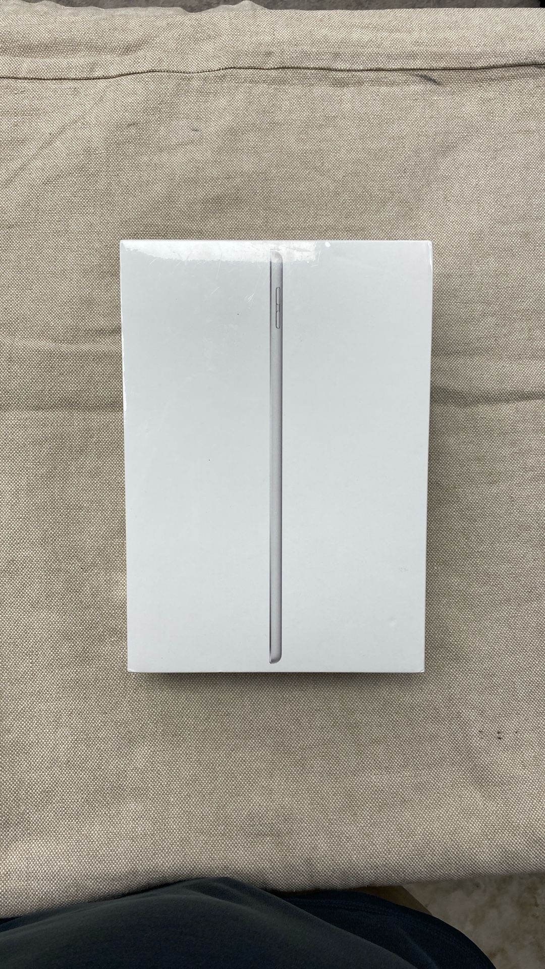 Apple iPad 9th Gen. 64GB, Wi-Fi + 5G (Unlocked) 10.2 in - Silver MK673LL/A.