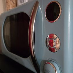 Galanz GLCMKA07BER-07 Retro Microwave Oven, LED Lighting, Pull Handle Design, Child Lock, Bebop Blue, 0.7 cu ft